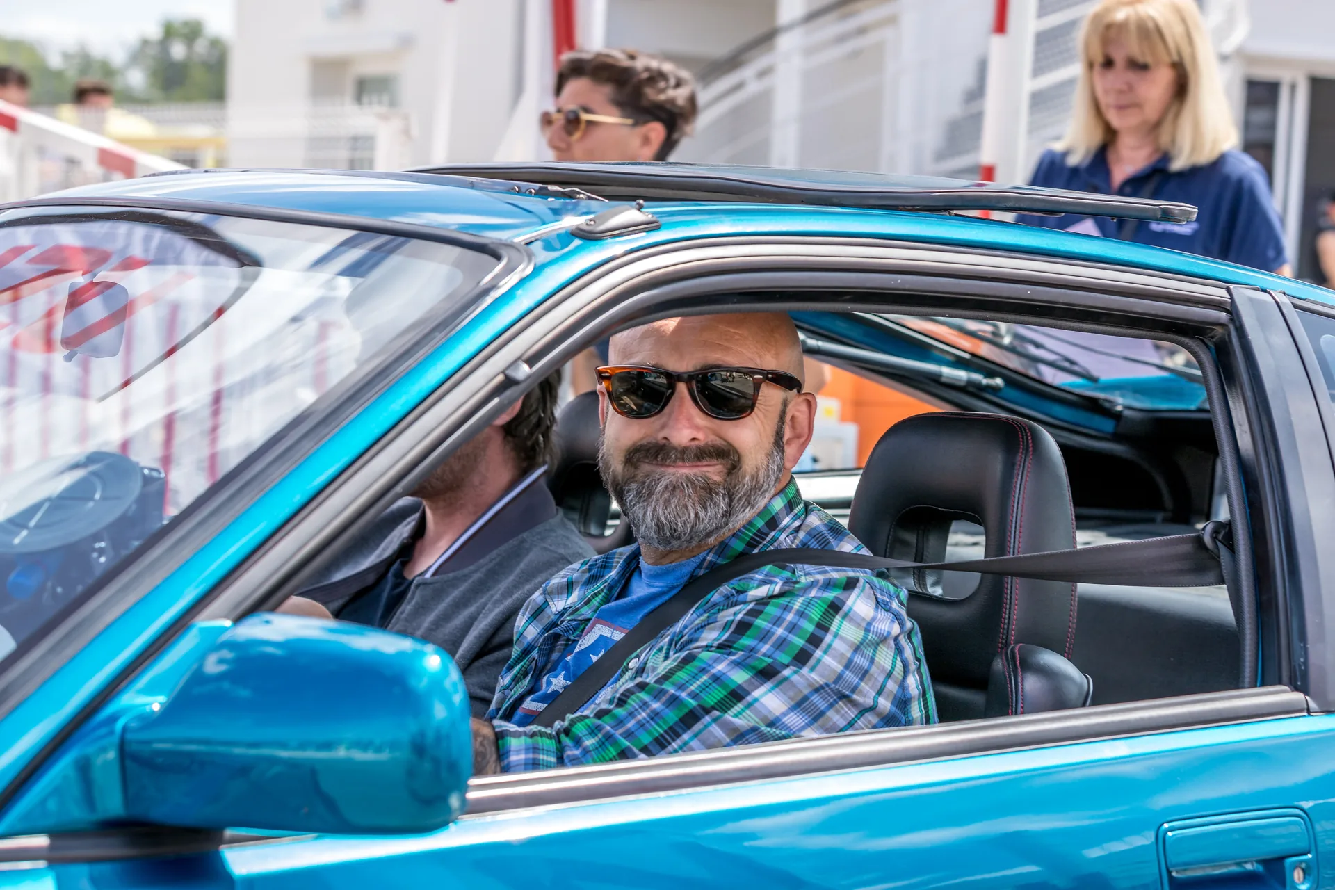 Homme dans voiture bleue