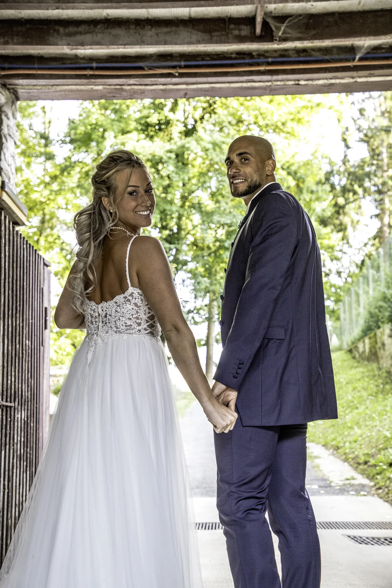 Couple de dos sous le passage