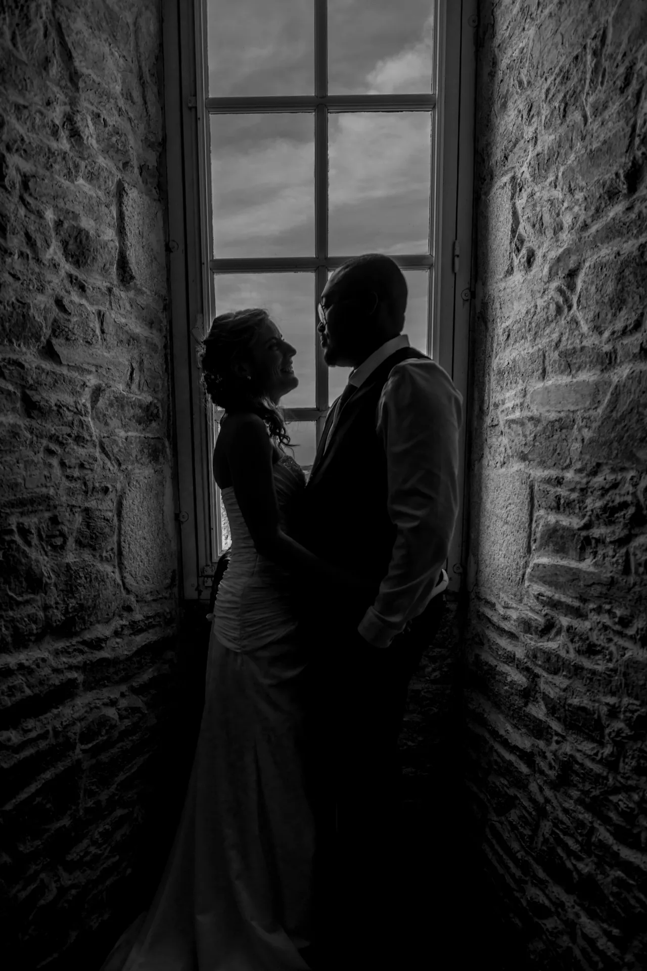 Couple silhouette fenêtre
